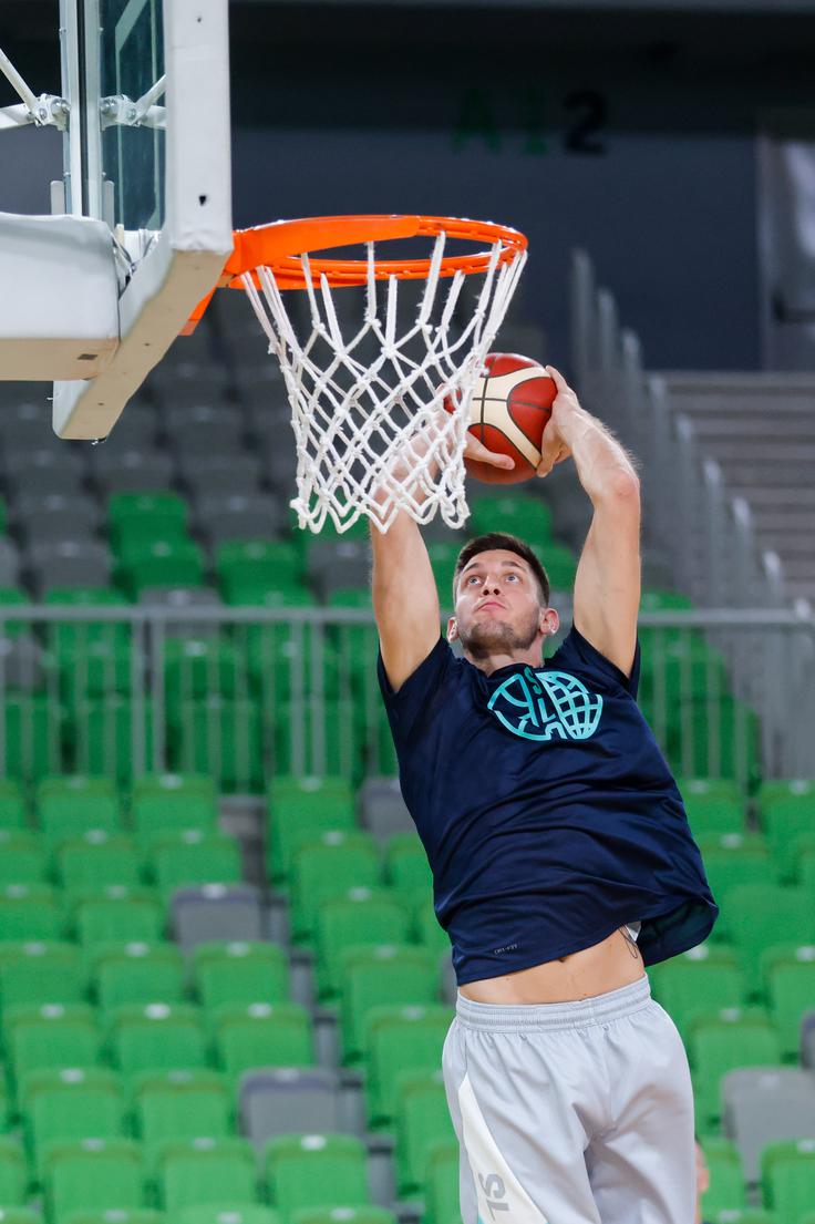 Martin Krampelj je moral na tekmi med Bilbaom in Murcio predčasno v slačilnico. | Foto: Aleš Fevžer