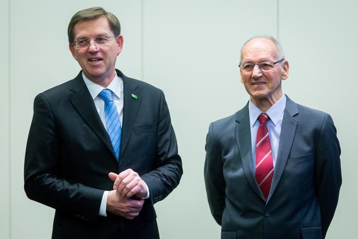 Medtem ko vprašanje, ali bo Miro Cerar ml. v Tokio potoval kot zunanji minister, ostaja odprto, pa je zdaj jasno, da bo med OI v japonski prestolnici prisoten njegov oče. | Foto: Žiga Zupan/Sportida