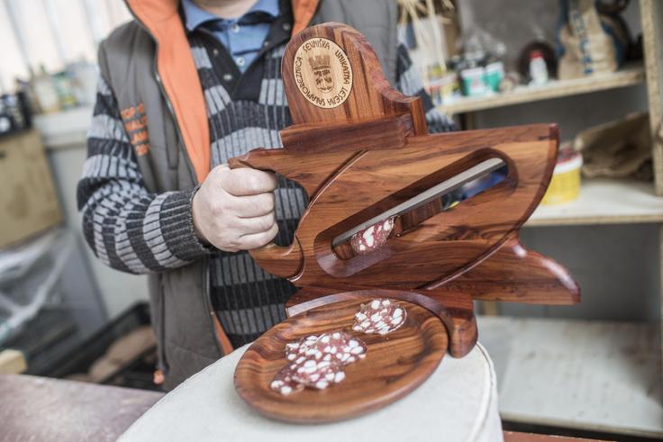 Salamoreznica je nastavljena tako, da je debelina rezine optimalna: "Pravijo, da je idealna debelina slab milimeter, da se potem salama kar stopi v ustih." | Foto: 