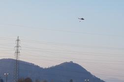 Pri gašenju požara na Šentviškem hribu gasilcem pomagal helikopter #foto #video
