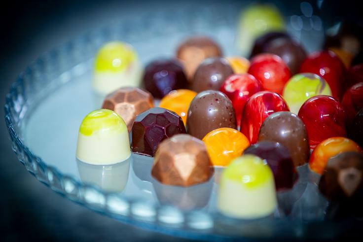 "Najbolje je, da pralino pojemo takoj, ko je še sveža. Čokolado sicer hranimo v temnem prostoru, kjer ni vlage. Najboljša za to je vinska vitrina za rdeče vino, kjer je idealnih od 16 do 18 stopinj Celzija." | Foto: Gaja Hanuna