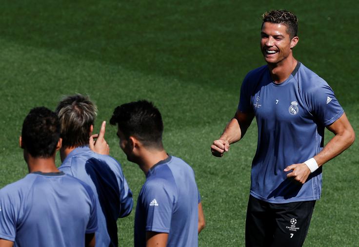 Cristiano Ronaldo v tej sezoni lige prvakov leti po zelenici. Na zadnjih treh evropskih tekmah (Bayern, Atletico) je dosegel kar osem zadetkov. Dosegel je dva zaporedna hat-tricka lahko danes poveže še tretjega? | Foto: Reuters