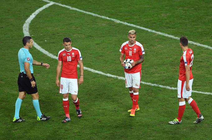 Začudeni Švicar Valon Behrami s počeno žogo. | Foto: 