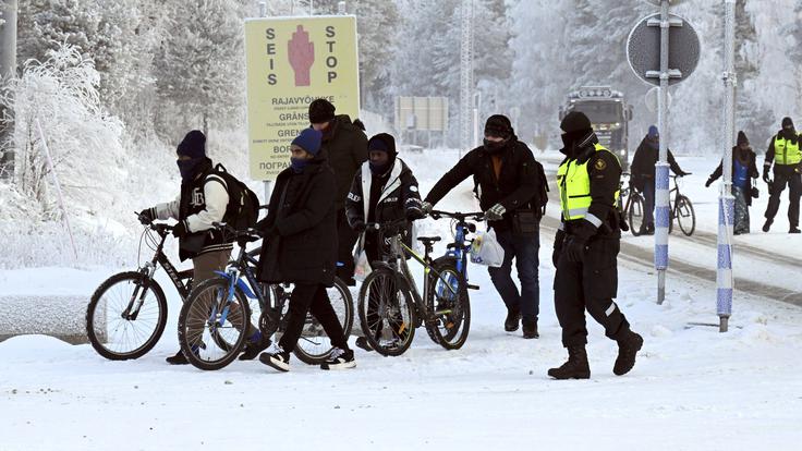 Poleg sredozemske in balkanske poti je postala v zadnjih letih, še zlasti pa po izbruhu vojne v Ukrajini, za migrante zanimiva pot na ozemlje EU skozi Rusijo ali Belorusijo. EU Rusiji in Belorusiji očita, da gre za t. i. hibridno vojno oziroma da ti dve državi izkoriščata migrante za pritisk na EU oziroma poskušata tako destabilizirati EU. Na fotografiji: migranti, ki s kolesi iz Rusije poskušajo priti na Finsko. | Foto: Guliverimage