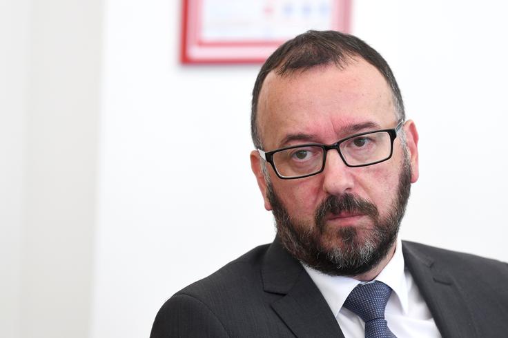 Predsednik komisije Samo Červek meni, da bi bilo najlažje, da podizvajalca pozovejo k zamenjavi reference. | Foto: STA ,
