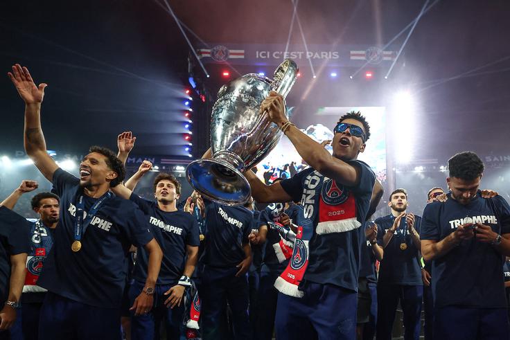 Skupaj z Ousmanom Dembelejem, Khvicho Kvaratskhelio in Bradleyjem Barcolo sestavlja osrednjo moč napada PSG. Ustvaril je tako močno in hudo konkurenco, da je klub vmes zapustil Randal Kolo Muani.  | Foto: Reuters