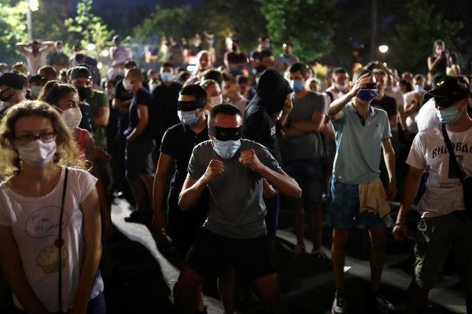 Maske bodo od petka v Srbiji znova obvezne tudi na prostem, kjer ne bo mogoče ohranjati razdalje metra in pol. | Foto: Reuters
