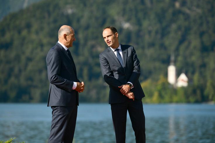 Potem ko je desetletja zastopal ključne vloge v stranki SDS, zaznamovani s strahovlado in polarizacijo, naj bi se Logar zdaj odpovedal vrednotam, ki jih je nekoč trdno zastopal in nikoli izdal? | Foto: STA