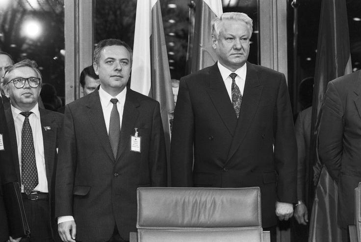 Andrej Kozirjev je bil tesen sodelavec nekdanjega ruskega predsednika Borisa Jelcina. Kozirjev je postal znan leta 1989, ko je v članku grajal leninistično politiko Sovjetske zveze. Članek so ponatisnili tudi v Washington Postu, zaradi česar je postal znan še v mednarodni javnosti. Kot ruski zunanji minister je sodeloval pri oblikovanju sporazuma o razpustitvi Sovjetske zveze. Že decembra 1992 je Kozirjev mednarodno javnost opozoril na močno rusko nacionalistično in protizahodno opozicijo. Ta je Kozirjeva obtoževala, da dela v korist ZDA. | Foto: Guliverimage