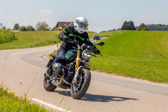 Klasika, ki je vedno aktualna: pravi retro motocikel ob jubileju znamke #foto