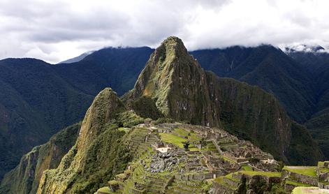 Pred Machu Picchujem obtičalo 900 turistov #video