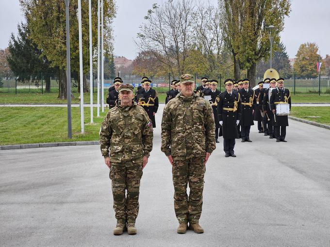 Poveljnik Centra vojaških šol Peter Zakrajšek in poveljnik Poveljstva za doktrino, razvoj, izobraževanje in usposabljanje Boštjan Baš. | Foto: STA