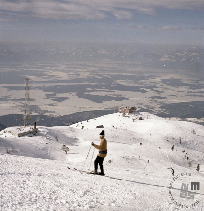 Pogled z vrha Krvavca proti televizijskemu stolpu, marec 1970. Foto: Janez Lampič. | Foto: Muzej novejše zgodovine Slovenije