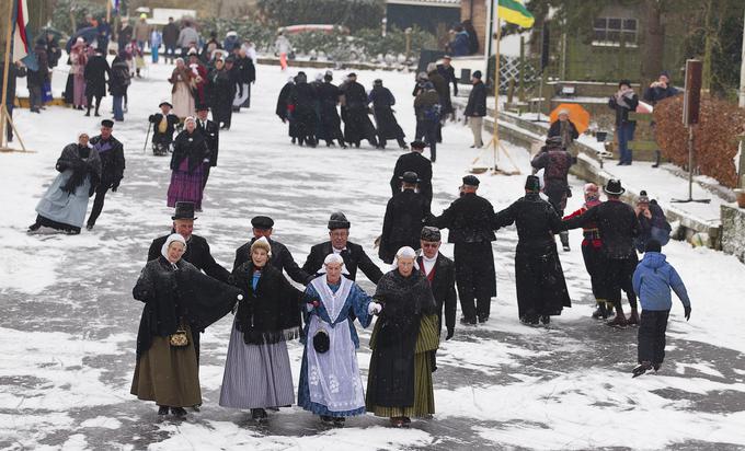 Drsalci oblečeni v tradicionalno nizozemsko nošo so drsali po kanalu v Hindeloopenu januarja 2013. | Foto: Reuters