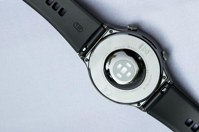 Zadnja stran nove Huaweieve pametne ure je narejena iz keramike, izboljšana tehnologija merjenja srčnega utripa pa obljublja še natančnejše spremljanje tega vitalnega parametra.
 | Foto: Ana Kovač