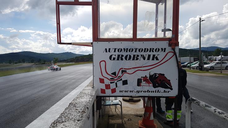 Hrvaški Grobnik po preplastitvi asfaltne podlage zelo pogosto obiščejo tudi tujci. | Foto: Gregor Pavšič