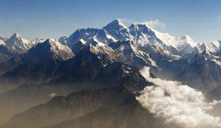 Na Everestu umrli trije alpinisti, enega še pogrešajo
