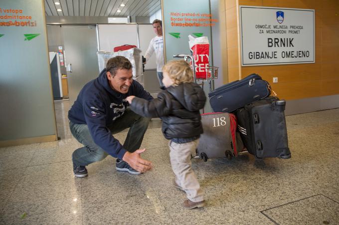 Čustven trenutek decembra 2015 na Brniku: snidenje očeta in sina ob vrnitvi s svetovnega prvenstva na Novi Zelandiji, kjer je Žbogar osvojil bronasto medaljo. | Foto: Bor Slana