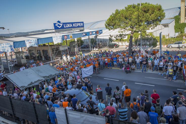 Medtem ko so lani predstavniki države zahtevali menjavo nadzornikov Luke Koper, se je približno 4.000 protestnikov zbralo v Kopru zaradi nezadovoljstva z ravnanjem države z Luko. | Foto: Bojan Puhek