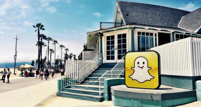 Čeprav je bil tik pred diplomo, je Spiegel zapustil univerzo Stanford in ves svoj čas posvetil razvoju aplikacije Snapchat. Z Murphyjem je ustanovil tudi podjetje Snapchat, Inc. (danes Snap, Inc.), ki je delovalo v hiši Spieglovih staršev. Maja 2015 se je podjetje preselilo v nove prostore na losangeleški plaži Venice Beach (na fotografiji). Lokacija je za najem poslovnih prostorov med najdražjimi na svetu. Foto: Glassdoor | Foto: 