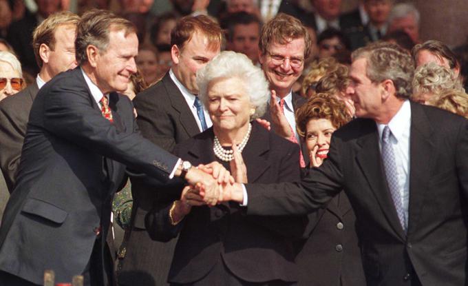 George Bush starejši z ženo Barbaro na sinovi predsedniški inavguraciji leta 1999 | Foto: Reuters