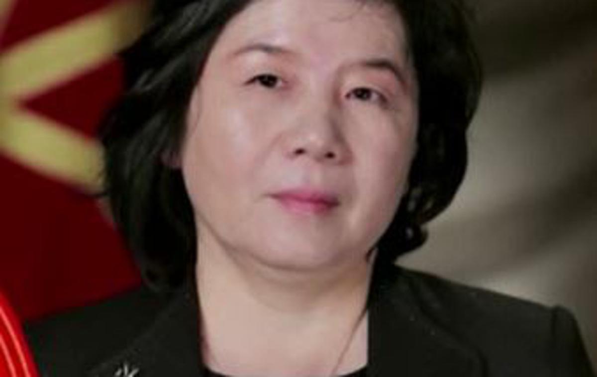 Choe Son-hui | Karierna diplomatka, ki tekoče govori angleški jezik, je bila tesna sodelavka Kima v jedrskih pogovorih z ZDA in je severnokorejskega voditelja spremljala na srečanjih s takratnim ameriškim predsednikom Donaldom Trumpom, navaja AFP. | Foto posnetek zaslona/Reuters