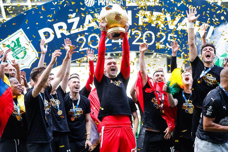Olimpija je lani proslavljala naslov prvaka, v tej sezoni pa ji grozi, da se sploh ne bo uvrstila v Evropo. Možnosti še obstajajo, a so zelo majhne. | Foto: Aleš Fevžer