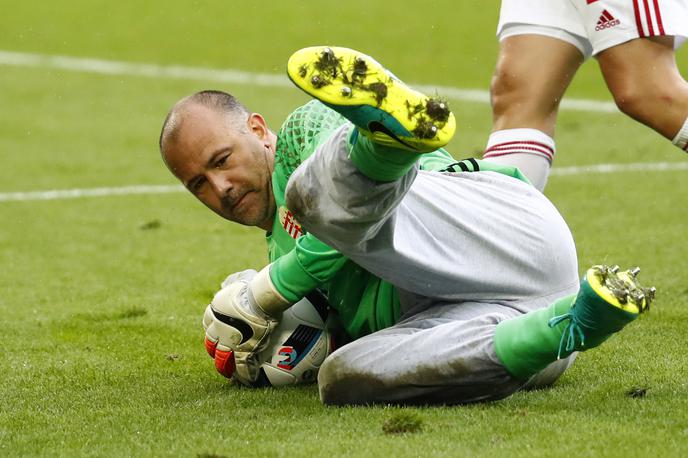 Gabor Kiraly | Zaščitni znak Gaborja Kiralyja – siv spodnji del trenirke | Foto Reuters