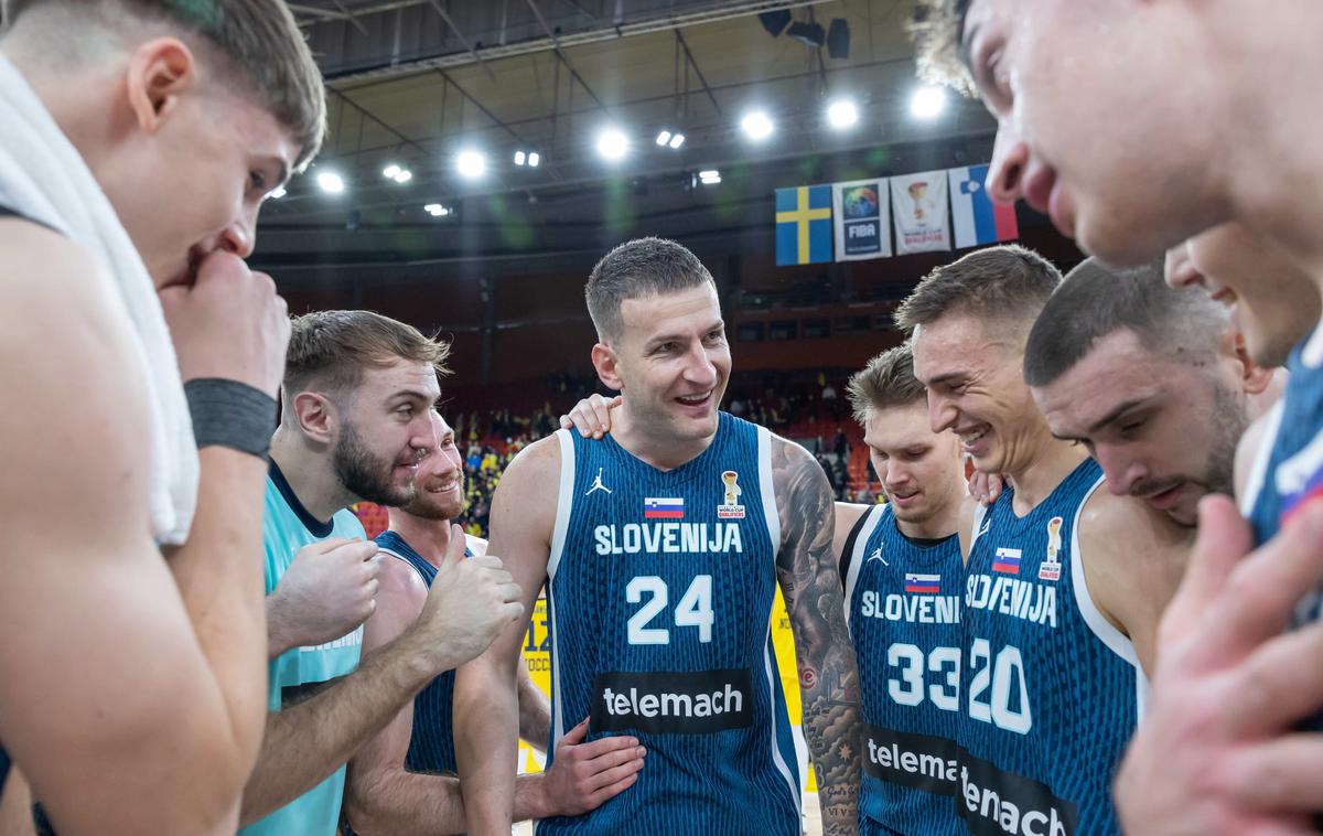 slovenska košarkarska reprezentanca, Alen Omić | Alen Omić je Slovenijo na tekmi s Švedsko prvič vodil kot kapetan. | Foto FIBA