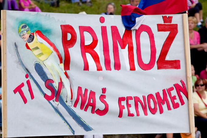 Plakat s poslovilne tekme Primoža Peterke, ki se je je julija 2011 v Kranju udeležilo dva tisoč ljudi.  | Foto: Vid Ponikvar