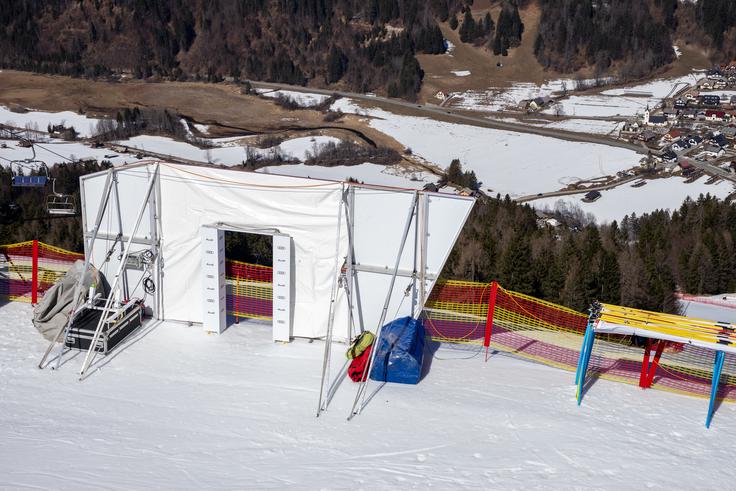 Štartna vrata za sobotni veleslalom na podkorenski strmini | Foto: Matej Podgoršek