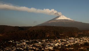 Mehiški vulkan bruha lavo, oblasti dvignile stopnjo pripravljenosti #video