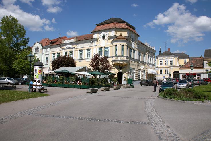 Gars am Kamp oziroma Gars ob reki Kamp (na fotografiji) je kraj severno od Donave ob reki Kamp (morda so tamkajšnji Slovani reki rekli Kamba, kar je morda izpeljano iz predslovanskega keltskega imena za reko z veliko zavoji). Tako kot Gradec (nem. Graz) je Gars imel v praslovanščini obliko Gārdiku. Razlika v imenih, prevzetih v nemščino (Gars proti Graz), je nastala, ker je bil Gārdiku/Gārdicu onkraj Donave prevzet pred obdobjem 800–850, Gardiku/Gradicu ob Muri pa po tem obdobju. | Foto: Guliverimage