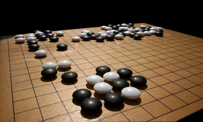 Cilj igre Go je obkoliti več "ozemlja", prostora na igralni plošči, od nasprotnika. Čeprav je na videz preprosta, je lahko igra Go precej kompleksnejša od šaha.  | Foto: 