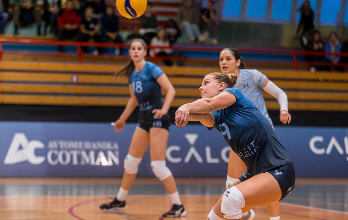 Anja Maček, Calcit Volley | Vodilne Kamničanke gostujejo pri zadnjih Grosupeljčankah. | Foto Jan Uršič