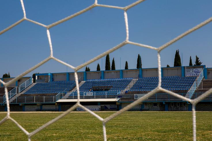 Kmalu bo minilo že 28 let od ogromnega spektakla na Primorskem, ko je v Izoli na tekmi pokala Uefa gostovala slovita Benfica iz Lizbone. Danes igra Izola v novi preobleki (MNK Izola) v tretji ligi. | Foto: Vid Ponikvar