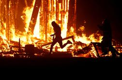 Na festivalu Burning Man v ZDA je moški stekel v ogenj. V nedeljo je umrl v bolnišnici.