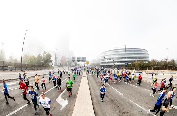 Udeleženci teka na 10 kilometrov so tekli tudi po Dunajski cesti. | Foto: Sportida