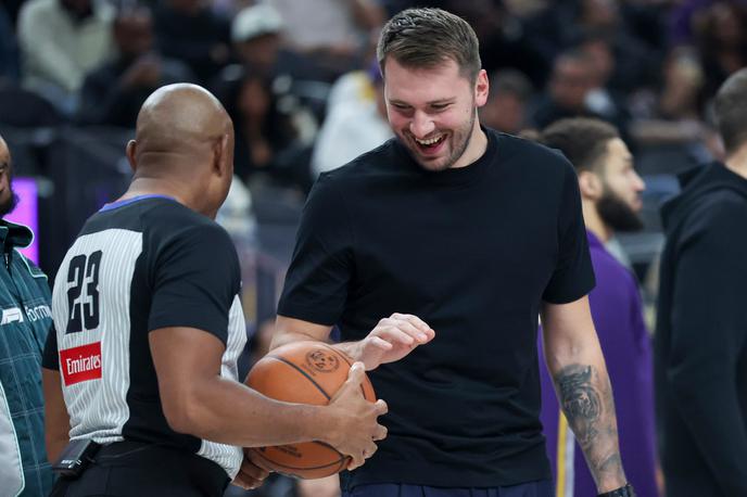 Luka Dončić | Luka Dončić je tekmo z Dallasom spremljal s klopi. | Foto Guliverimage