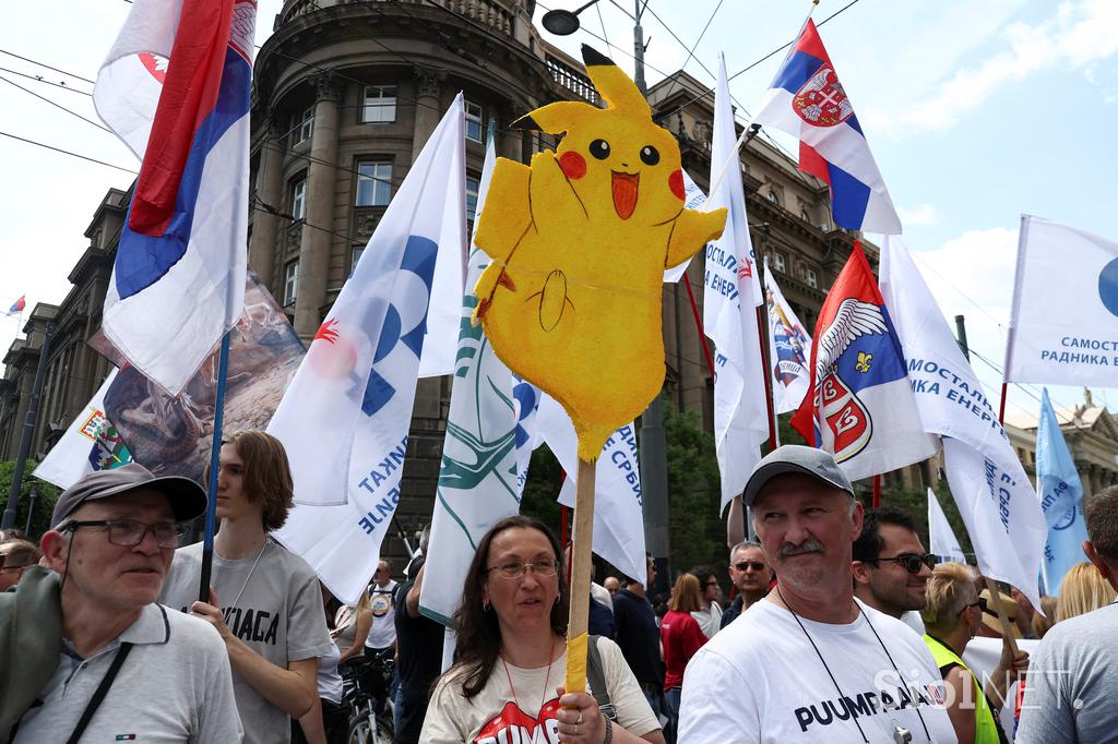 Protestniki pred poslopjem srbske vlade v Beogradu