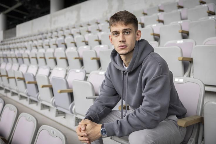 Z Marcelom Ratnikom smo se pogovarjali v njegovem drugem domu, na stadionu v Stožicah, ki ga je občudoval že kot prekmurski deček, ko se je na šolskih izletih vozil mimo Ljubljane. | Foto: Bojan Puhek