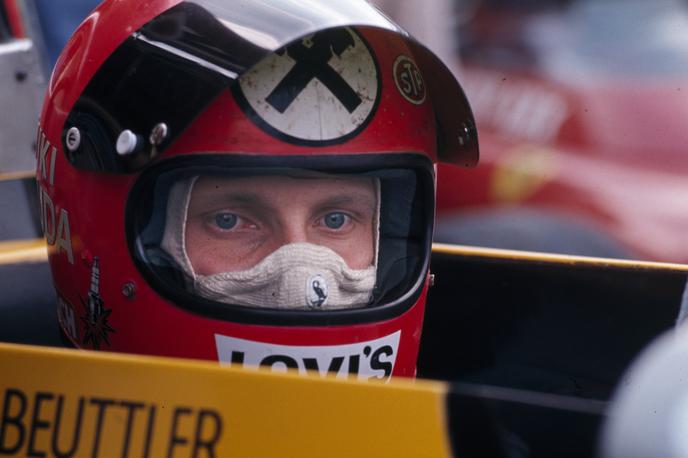 Niki Lauda nesreča | Niki Lauda s svojo znamenito dirkaško čelado, ki jo je nosil tudi med svojo najtežjo nesrečo leta 1976 na nemški stezi Nordschleife. | Foto Reuters