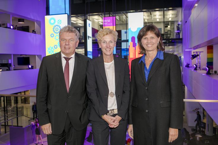 Dieter Reiter ni nikoli skrival, da ima rad Microsoft. Ne nazadnje ga je leta 2016 pripeljal v München, kamor je ameriški tehnološki velikan tudi z Reiterjevim posredovanjem prestavil svoj nemški sedež. Na fotografiji Dieter Reiter (levo), prvi obraz Microsofta v Nemčiji Sabine Bendiek in bavarska gospodarska ministrica Ilse Aigner.  | Foto: Microsoft