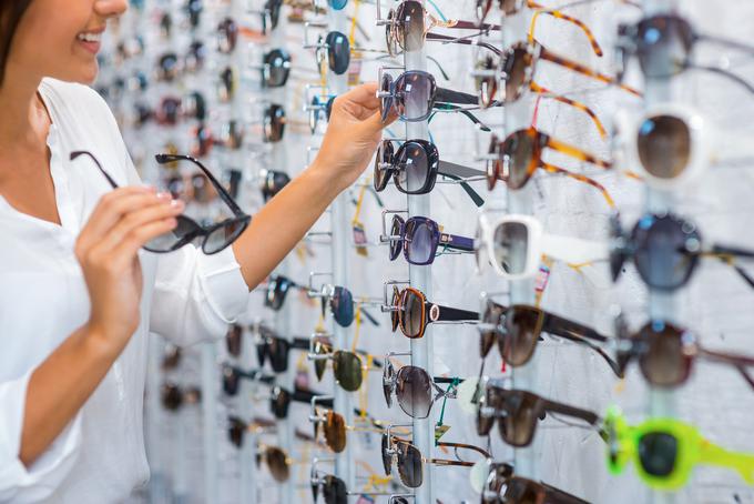 Sončna očala na našem trgu prepuščajo največ 5 odstotkov UV-žarkov valovne dolžine do 400 nanometrov. | Foto: Thinkstock