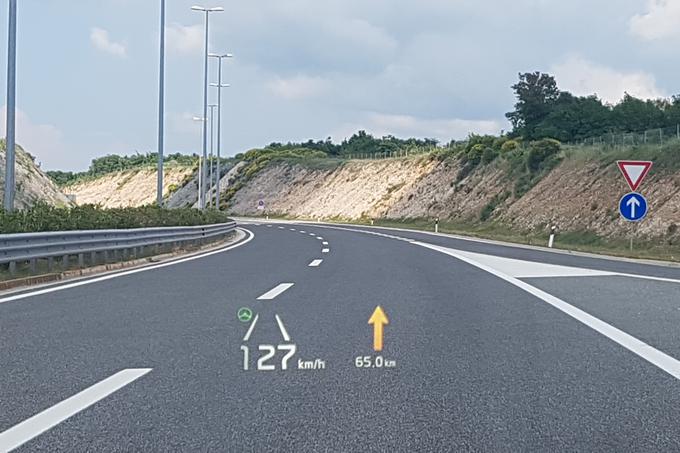 Stinger pozna tudi projekcijo določenih podatkov o vožnji pred voznika na vetrobransko steklo. | Foto: Gregor Pavšič