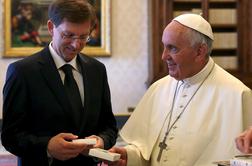 Miro Cerar papežu podaril nogometni dres z napisom Frančišek 1