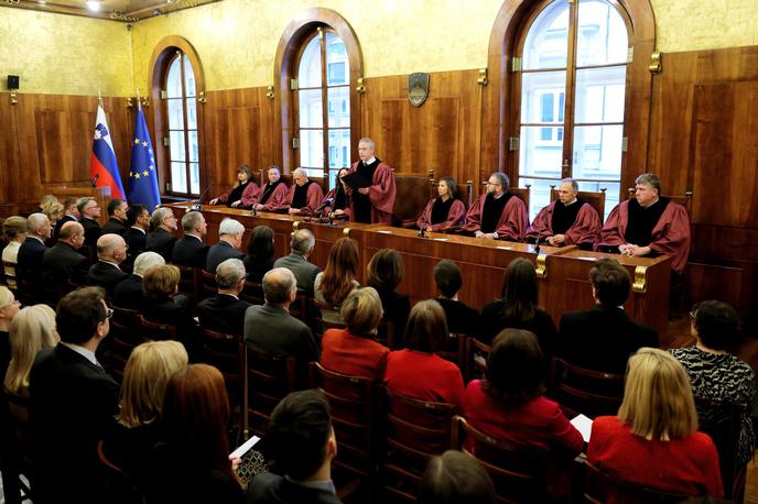 Ustavno sodišče | Ustavno sodišče je pritrdilo državnemu svetu, da so bile občine – z izjemo izdaje potrdila o plačanem komunalnem prispevku – popolnoma izključene iz samega postopka odločanja o izdaji dovoljenja za objekt daljšega obstoja. | Foto STA