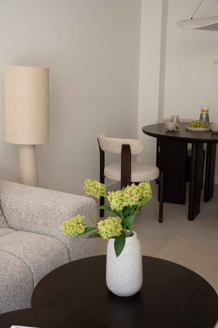 Jedilna miza korra Gaia Dark, okrogla, Jedilniški stol korra Mona Black, Jedilniški stol korra Lorena, Talna svetilka Zorra Lighting Rita  | Foto: Fero-Term