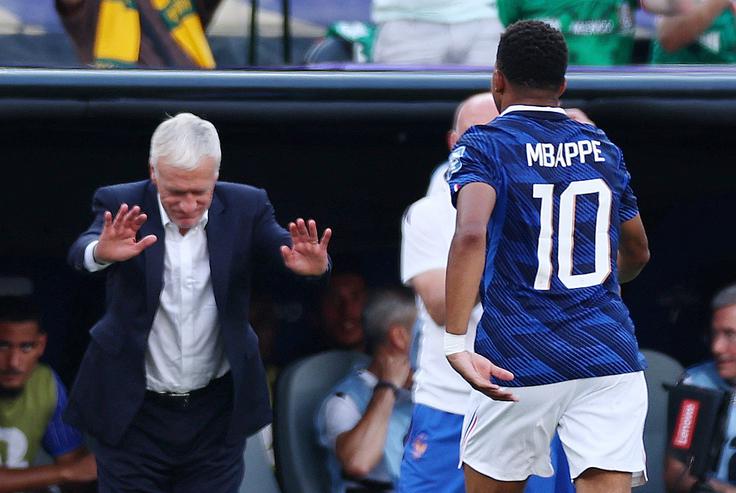Ganjeni Didier Deschamps se je poklonil Kylianu Mbappeju. | Foto: Reuters