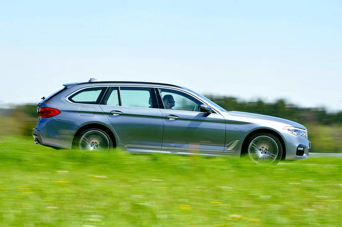 BMW 5 touring je v peti generaciji v dolžino (4,943 m) za dobre tri centimetre (36 mm) prerasel predhodnika. Za slaba dva centimetra je širši (širina: 1,868 m) in dober centimeter višji (višina: 1,498 m). V okviru dolžinskih meja predhodnika ostaja tudi dolžina medosja (2,975 m), ki so jo podaljšali za vsega sedem milimetrov oziroma le toliko, da so kolenom na zadnjih sedežih dodali še kanček več udobja.  | Foto: Jure Gregorčič